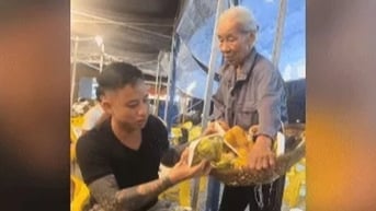 Cụ bà bán trái cây mời không ai mua, chàng trai xăm trổ làm điều bất ngờ