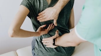 Bác sĩ cảnh báo các thói quen gây đau lưng, cổ vai gáy nhiều người mắc phải