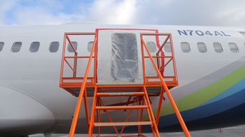 Mỹ điều tra hình sự vụ máy bay Boeing bung thân giữa trời