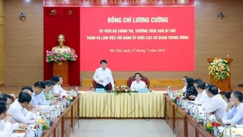 កសាង​អង្គភាព​បក្ស​ស្អាតស្អំ​និង​រឹងមាំ​នៃ​អង្គភាព​មជ្ឈិម​ក្នុង​យុគសម័យ​នៃ​ការរីកចម្រើន​ជាតិ