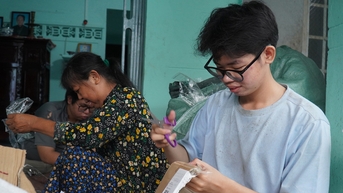 Học sinh giỏi toán của tỉnh phân loại ve chai thuần thục, thành tân sinh viên Đại học Kinh tế TP.HCM