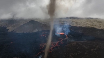 Núi lửa trẻ nhất Iceland phun ra lốc xoáy