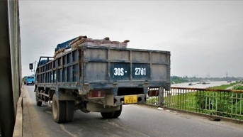 Hà Nội lập chốt xử lý xe quá tải qua cầu Đuống