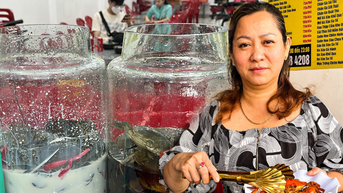 Cho cua Cà Mau 'tắm' sữa tươi, xá xị, chủ quán ở TP.HCM bán 100kg mỗi ngày