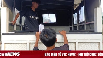 Công an vào tận nhà đón hai thí sinh ngủ quên đến điểm thi