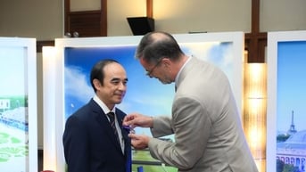 GS.TS Nguyễn Hữu Tú nhận Huân chương Cành cọ Hàn lâm