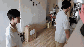 "Chào cô" trước camera an ninh, nhóm học sinh gây "bão" mạng xã hội