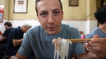 Khách Tây thử phở gia truyền ở Hà Nội, hết lời khen ngon, húp cạn cả nước dùng