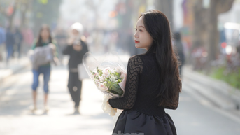 Người dân Hà Nội thảnh thơi dạo chơi, ngắm cảnh trong ngày đầu năm mới