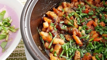 놀랍게도 돼지고기를 넣은 생선찜은 축구 선수 쉬안손이 가장 좋아하는 요리입니다.