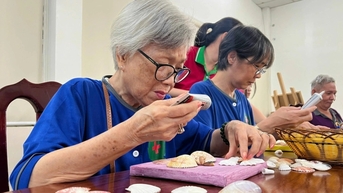 Cụ bà liệt nửa người, cụ ông run tay làm đồ thủ công ủng hộ bà con vùng lũ