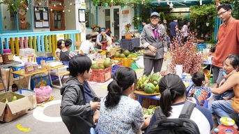 Phiên chợ theo mùa, không túi ni lông, không ồn ào giữa thành phố náo nhiệt