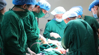 Cứu sống người đàn ông bị đứt cơ cổ, thủng phổi, rách tim