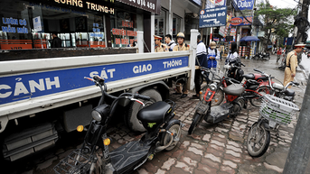 Nỗi sợ gặp thiếu niên đi xe máy ẩu
