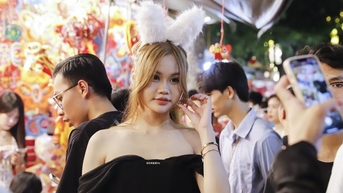 មនុស្ស​រាប់​ពាន់​នាក់​កកកុញ​ក្នុង​រាត្រី​បុណ្យ​ពាក់​កណ្តាល​សរទរដូវ វិថី​ហង្ស​ម៉ា «​ដួល​»