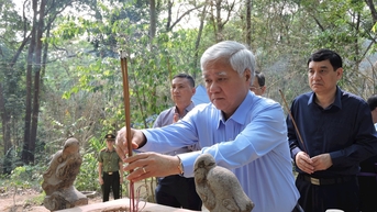 Chủ tịch Đỗ Văn Chiến dâng hương tại Khu di tích lịch sử Tân Trào