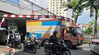 Xe tải mắc kẹt dưới gầm cầu Hoàng Hoa Thám ở TPHCM
