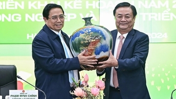 레민호안(Le Minh Hoan) 장관이 팜민친(Pham Minh Chinh) 총리에게 선물한 '특별한' 기념품