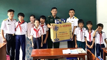 Thăm lớp học tình thương của các thầy giáo “quân hàm xanh” đảo Hòn Chuối