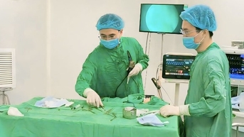 Hi hữu, răng mọc "lạc" lên mũi bé trai 4 tuổi ở Bắc Giang