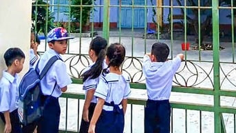 Học sinh đứng ngoài cổng trường vì phụ huynh không đồng ý chuyển trường