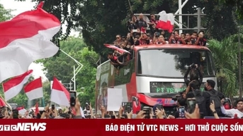 Biển người xuống phố ăn mừng U22 Indonesia vô địch SEA Games 32