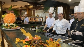 បន្លែ និងផ្លែឈើរបស់ប្រជាជន Co Tu ត្រូវបានប្រើប្រាស់ជាគ្រឿងផ្សំសម្រាប់នំបញ្ចុកចាភួង។