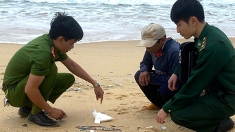 Nhặt ve chai ở bờ biển, người đàn ông phát hiện 1.500 viên thuốc lắc