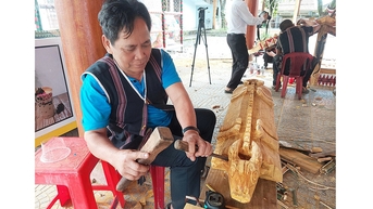 Tuyệt kỹ điêu khắc nhà mồ Cơ Tu