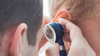 Thấy trẻ chậm nói, đi khám phát hiện ráy tai bịt kín ống tai