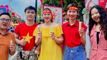 Xúc động vì cả Điện Biên sáng đèn đón khách