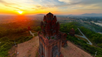 Về Bình Định, ngắm tháp Chăm ngàn tuổi dưới ánh bình minh