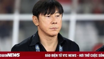 Mỉa mai HLV Shin Tae-yong, chuyên gia Indonesia bị cổ động viên tấn công