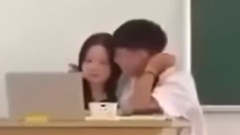 Vụ 'nam sinh thân mật với cô giáo trên bục giảng': Cô giáo nói gì?