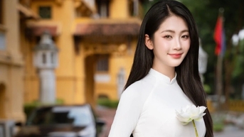 타이족 미녀가 하얀 아오자이를 입고 우아한 몸매를 과시하고 있다.