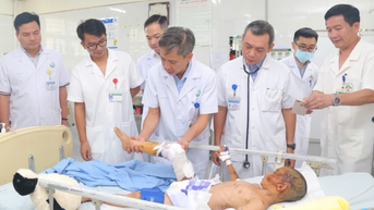 Thăm khám, hội chẩn cho người bệnh