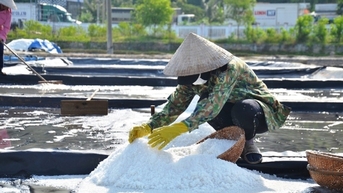 Làng muối Sa Huỳnh và hướng đi phát triển du lịch cộng đồng