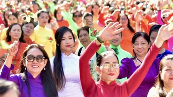 응우옌 후에 보행자 거리에서 5,000명 이상의 사람들이 아오자이를 추고 있습니다.