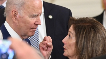 Bà Nancy Pelosi trách Tổng thống Biden rút lui trễ