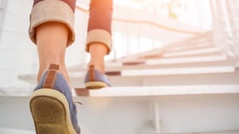 Leo cầu thang giảm cân nhanh hơn đi bộ gấp 20 lần