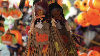 Phố Hàng Mã rực rỡ và náo nhiệt trước thềm lễ hội Halloween