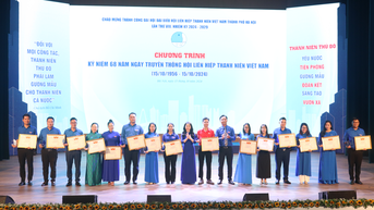 Trao giải thưởng "15 tháng 10" cho cán bộ Hội Liên hiệp thanh niên tiêu biểu
