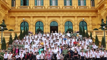 Chủ tịch nước Tô Lâm gặp mặt học sinh tiêu biểu tham dự Chương trình 'Trại hè yêu thương'