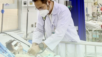 의사들은 백신을 맞지 않은 어린이가 심각한 홍역에 걸릴 위험이 있다고 경고합니다.
