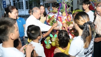 Trẻ em nghèo Thừa Thiên Huế tham quan, phá cỗ Trung thu năm 2023 tại Đại nội Huế