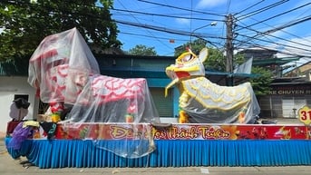 Đoàn xe đèn lồng khổng lồ ở Tuyên Quang 'nằm bất động' trong bão lũ