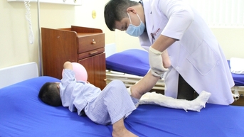 Bé trai bị quấn vào cánh quạt nuôi tôm gây chấn thương nặng