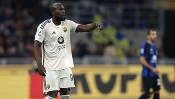 Lukaku bất lực nhìn Roma thua Inter, Giroud tỏa sáng không cứu nổi Milan