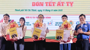 Một trường đại học ở TP.HCM tặng hơn 2,6 tỉ đồng quà, vé xe Tết, học bổng cho sinh viên