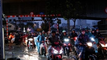 TPHCM khắp nơi kẹt xe, đường ngập sau cơn mưa trái mùa kết hợp triều cường rằm tháng Chạp